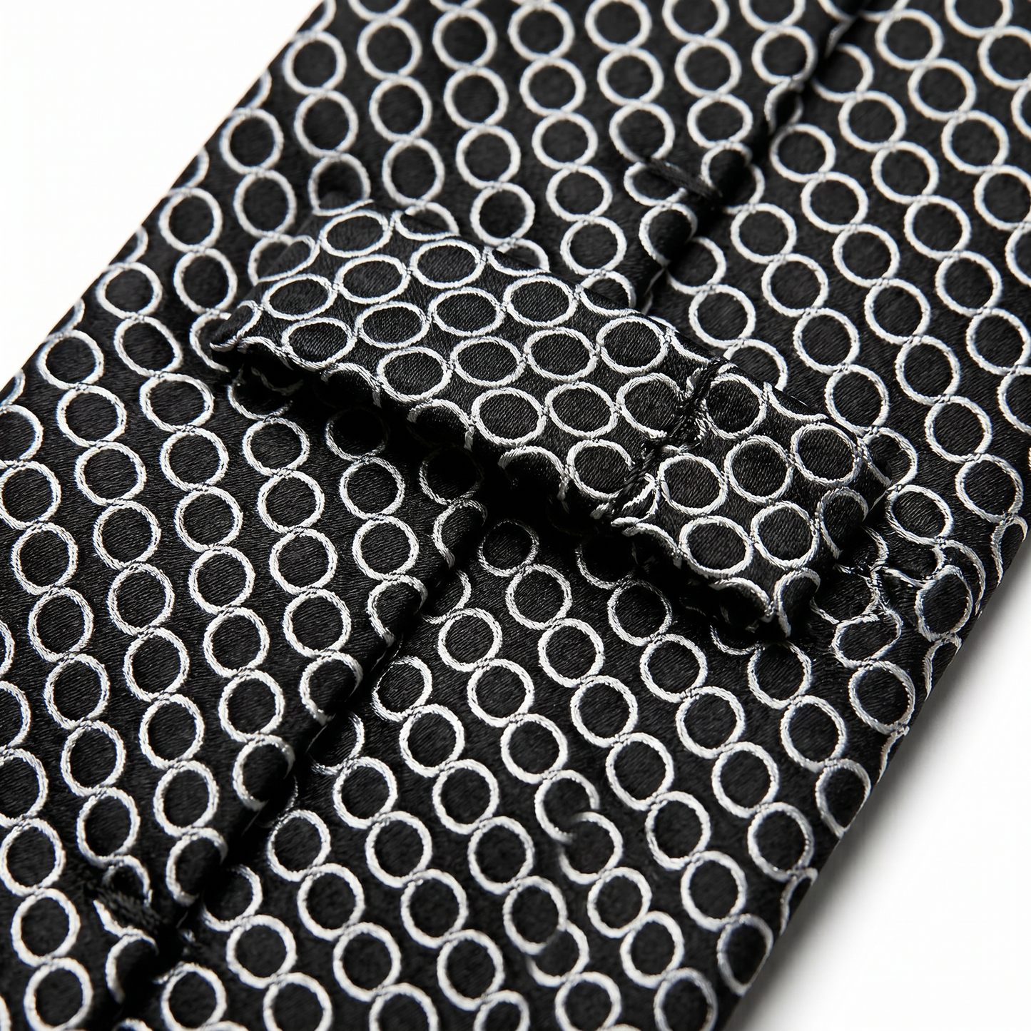 The Obsidian Chain Tie